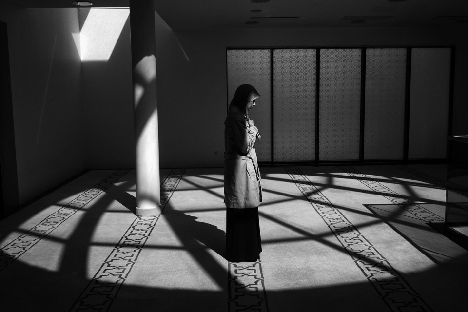 A woman prays in a Bosnian mosque. mosque, Islam, Austria, Linz, women, woman, attack, Bosnians,